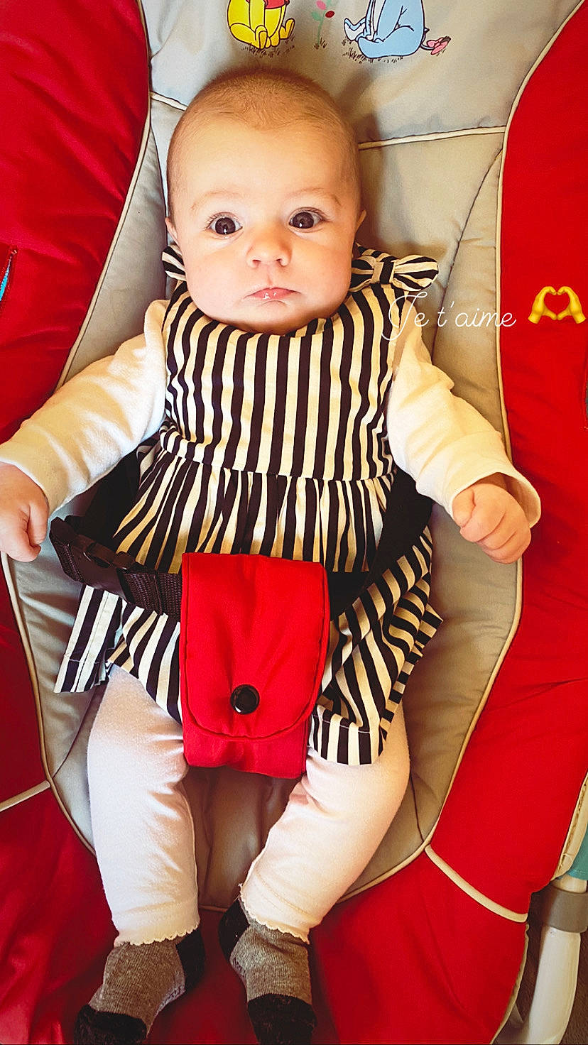 Maëlane a rejoint le concours — aidez-le/la à gagner de superbes lots ! baby, baby_products, baby_toddler_clothing, cheek, child, comfort, eye, face, fashion_design, head, joint, knee, neck, orange, person, red, sitting, sleeve, thigh, toddler