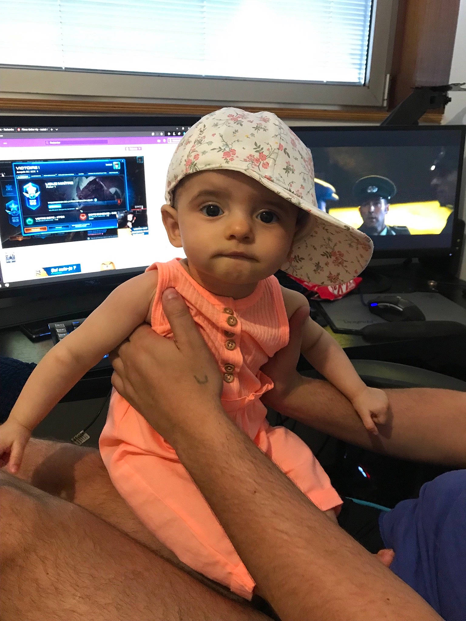 Beatriz participe au concours pour gagner de l'argent avec cette photo : cap, car_seat, child, finger, headgear, headwear, person