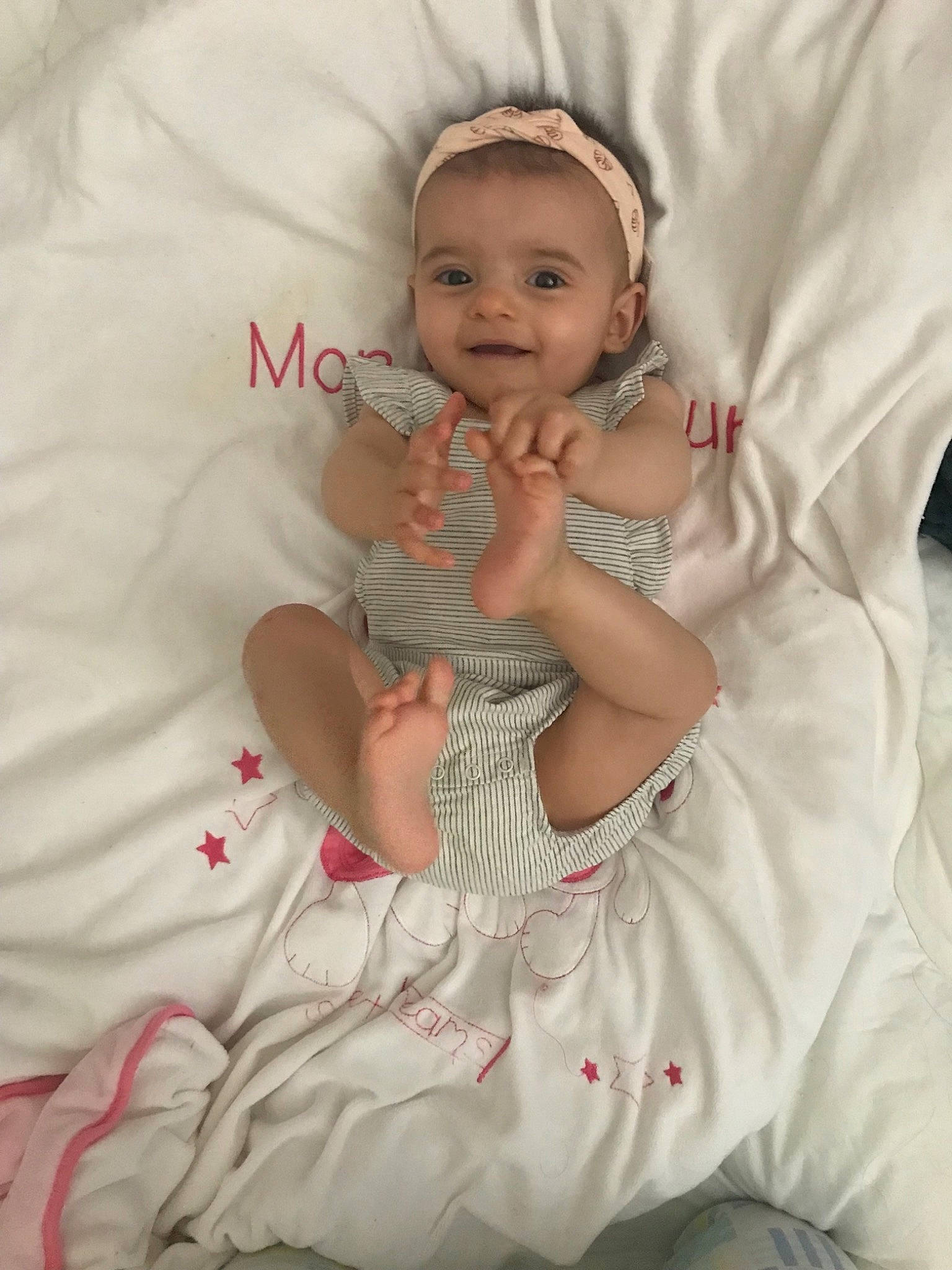 Beatriz participe au concours pour gagner de l'argent avec cette photo : baby, baby_products, baby_sleeping, cheek, child, eye, hair_accessory, person, photography, product, skin, smile, textile, toddler