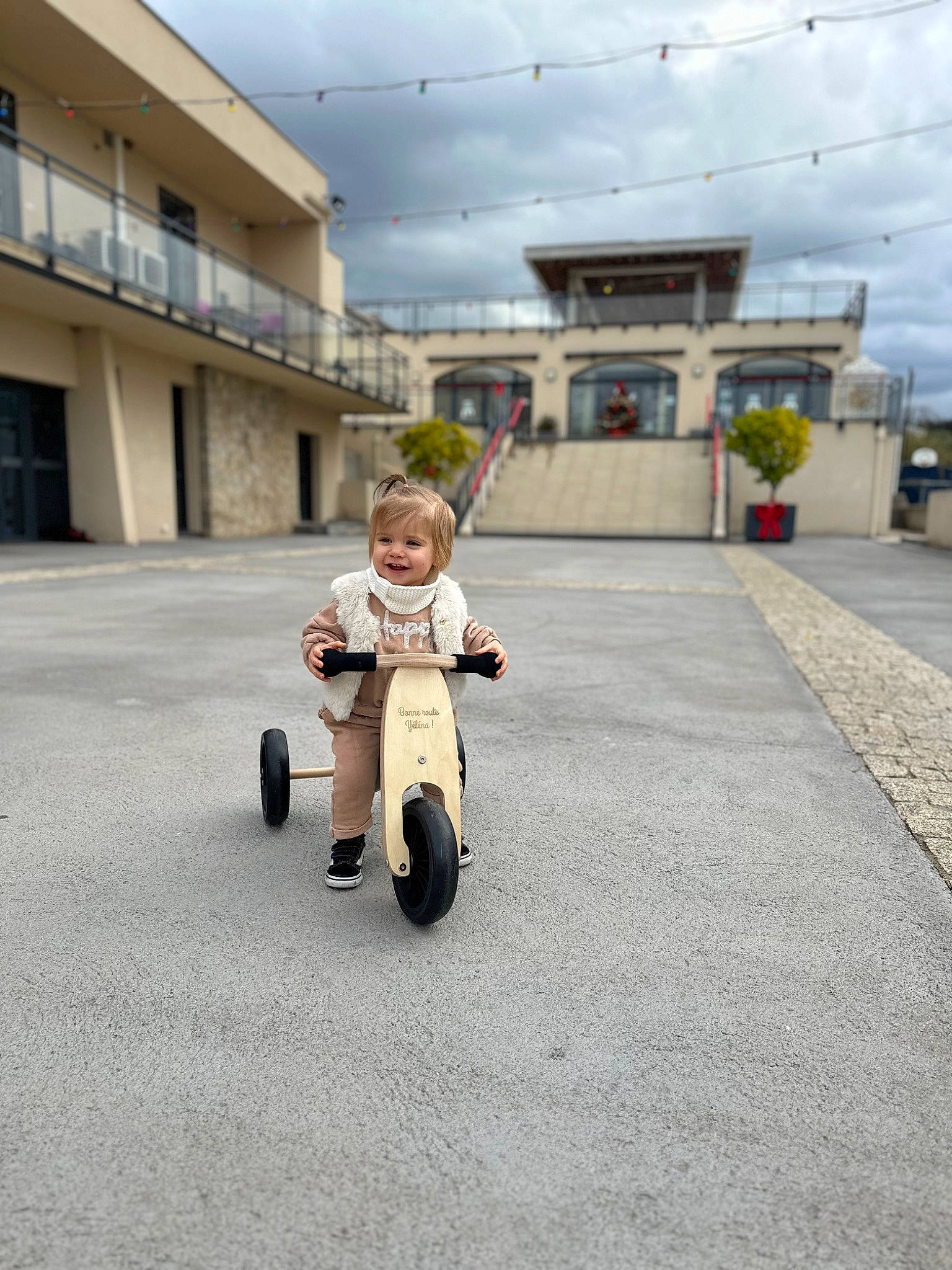 Yelena participe au concours pour gagner de l'argent avec cette photo : asphalt, automotive_wheel_system, baby, building, child, city, cloud, concrete, joy, person, recreation, riding_toy, road_surface, rolling, sitting, sky, street, tire, toddler, travel