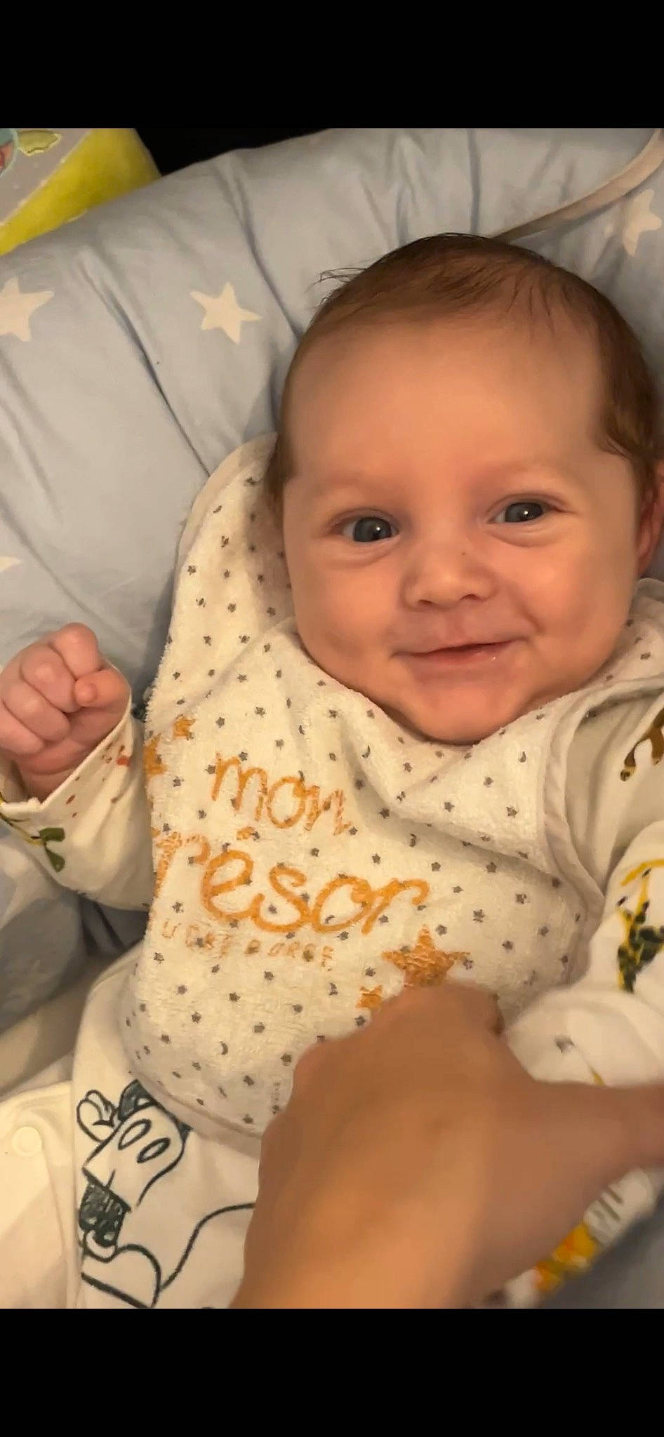 Tyler a rejoint le concours — aidez-le/la à gagner de superbes lots ! baby, baby_safety, baby_toddler_clothing, cheek, comfort, eyelash, finger, gesture, human_body, joy, linens, mouth, nail, nose, pattern, person, skin, sleeve, smile, textile