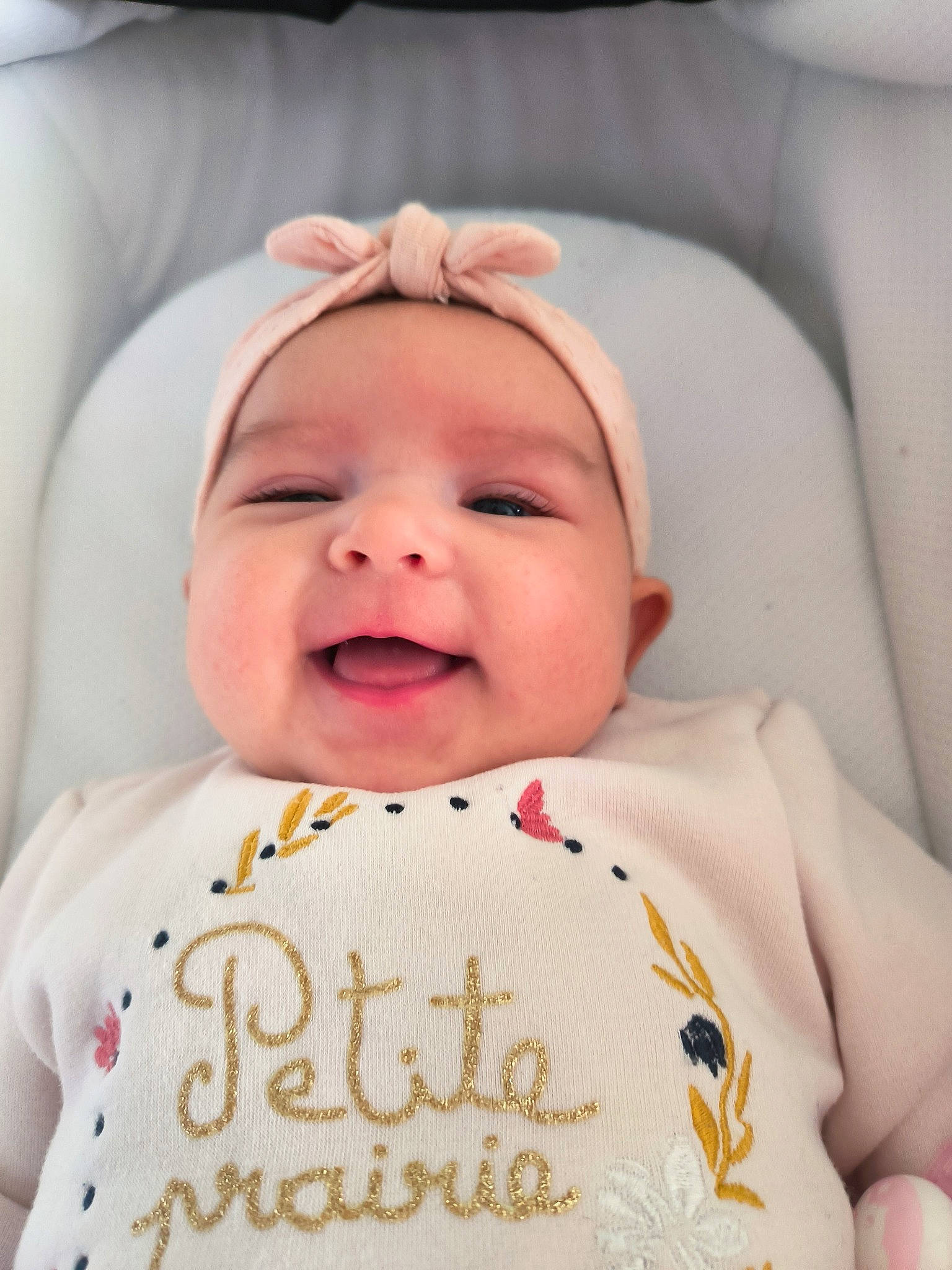 Léonie a rejoint le concours — aidez-le/la à gagner de superbes lots ! baby, baby_laughing, baby_toddler_clothing, cake_decorating, cheek, child, comfort, event, face, happy, headwear, laugh, linens, lip, peach, person, skin, smile, sugar_cake, sweetness