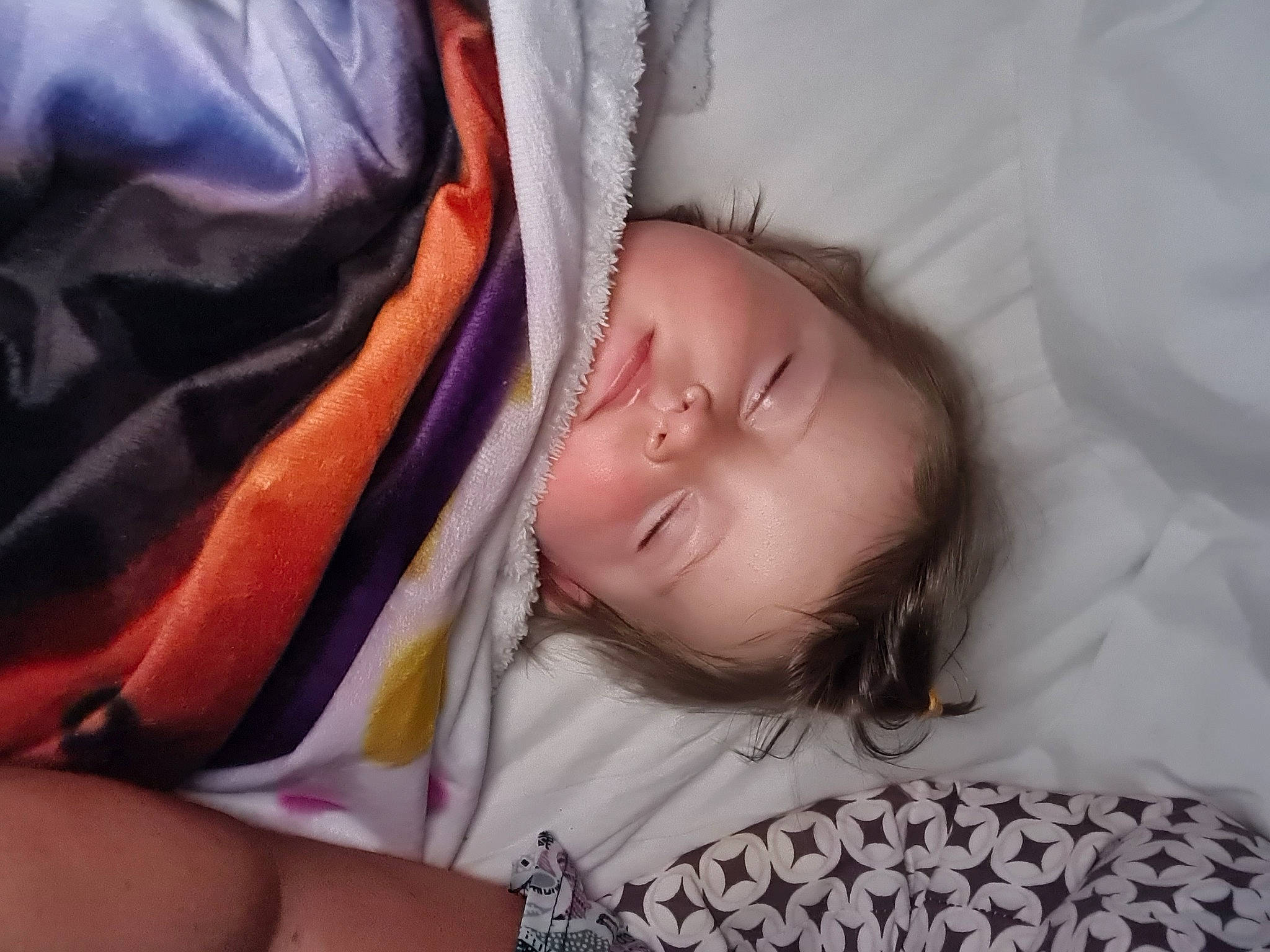 Elisa participe au concours pour gagner de l'argent avec cette photo : baby, baby_toddler_clothing, bed, bedtime, cheek, child, comfort, eye, eyebrow, eyelash, face, finger, happy, head, iris, linens, mouth, nose, person, room