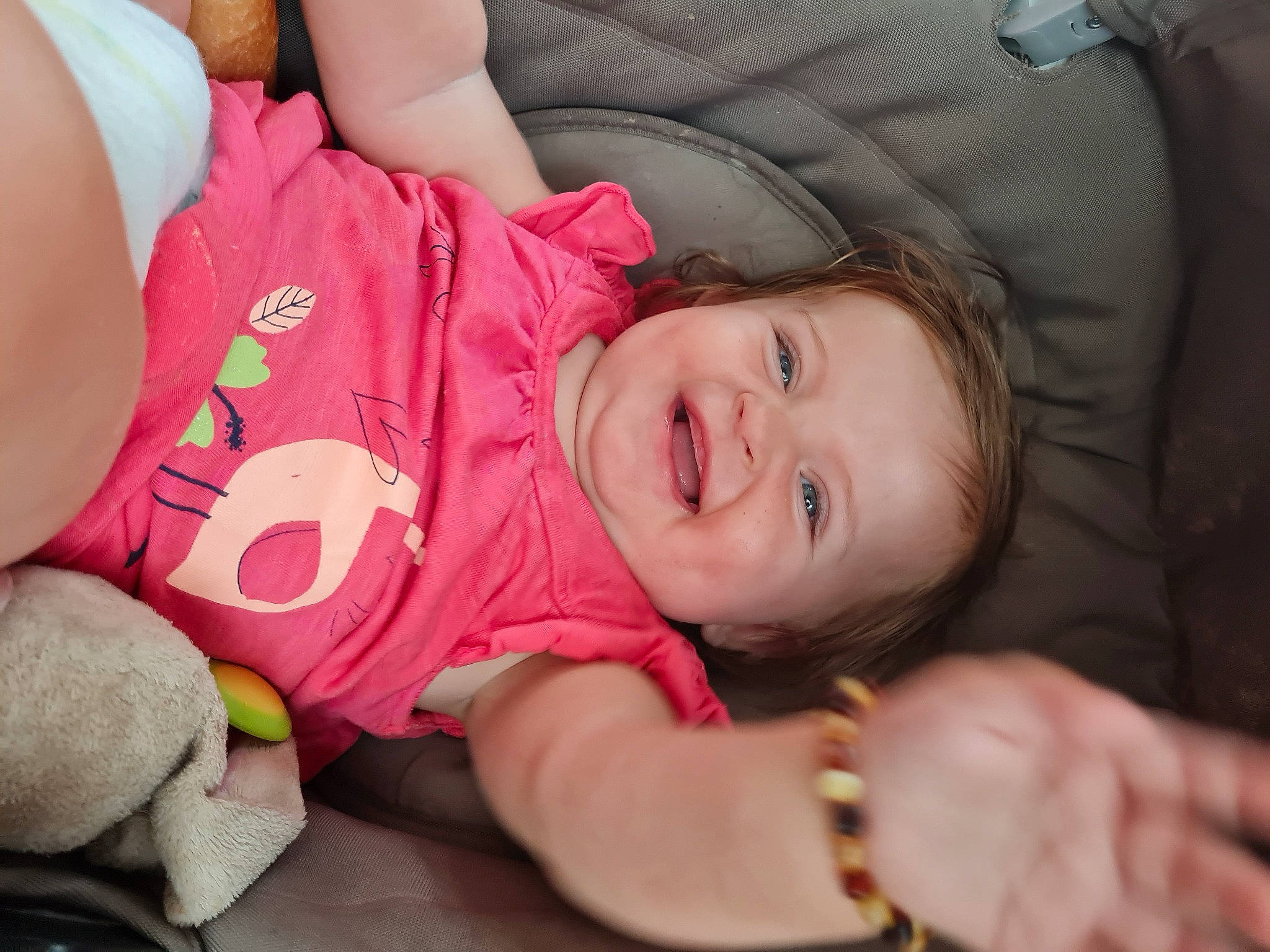 Elisa a rejoint le concours — aidez-le/la à gagner de superbes lots ! arm, baby_toddler_clothing, cheek, chin, comfort, eye, face, facial_expression, finger, gesture, hand, happy, head, joy, lip, mammal, mouth, muscle, nose, person