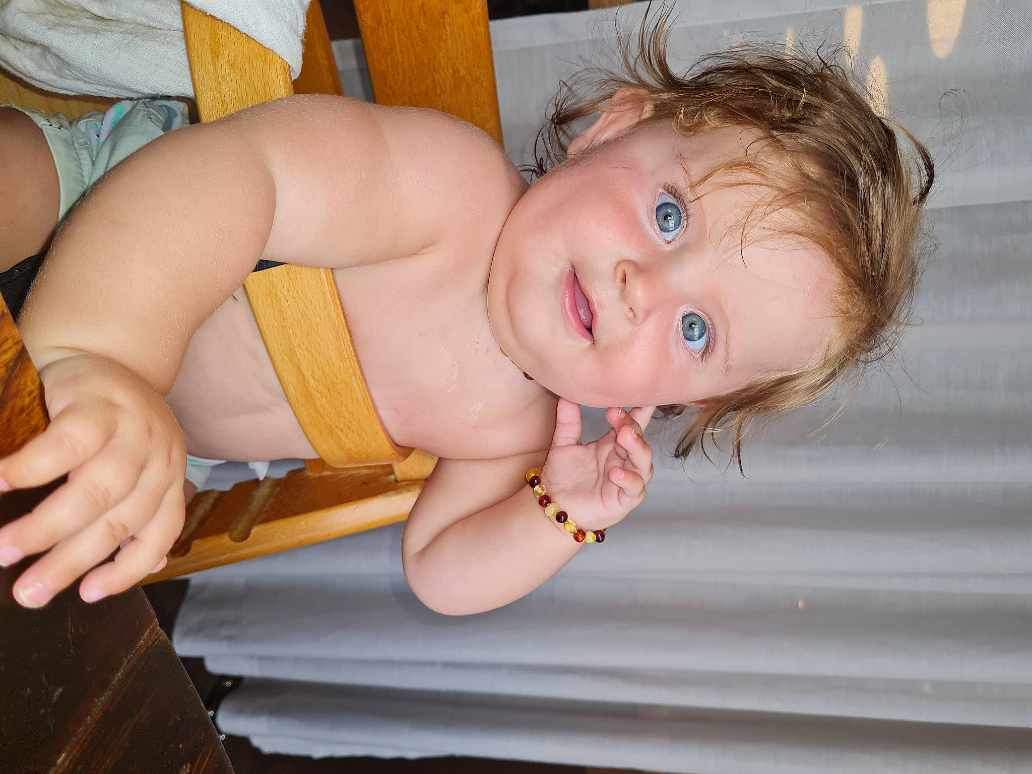 Elisa participe au concours pour gagner de l'argent avec cette photo : abdomen, baby, baby_toddler_clothing, cheek, chest, child, finger, fun, hand, happy, human_leg, iris, mouth, person, skin, smile, thigh, thumb, toddler, trunk