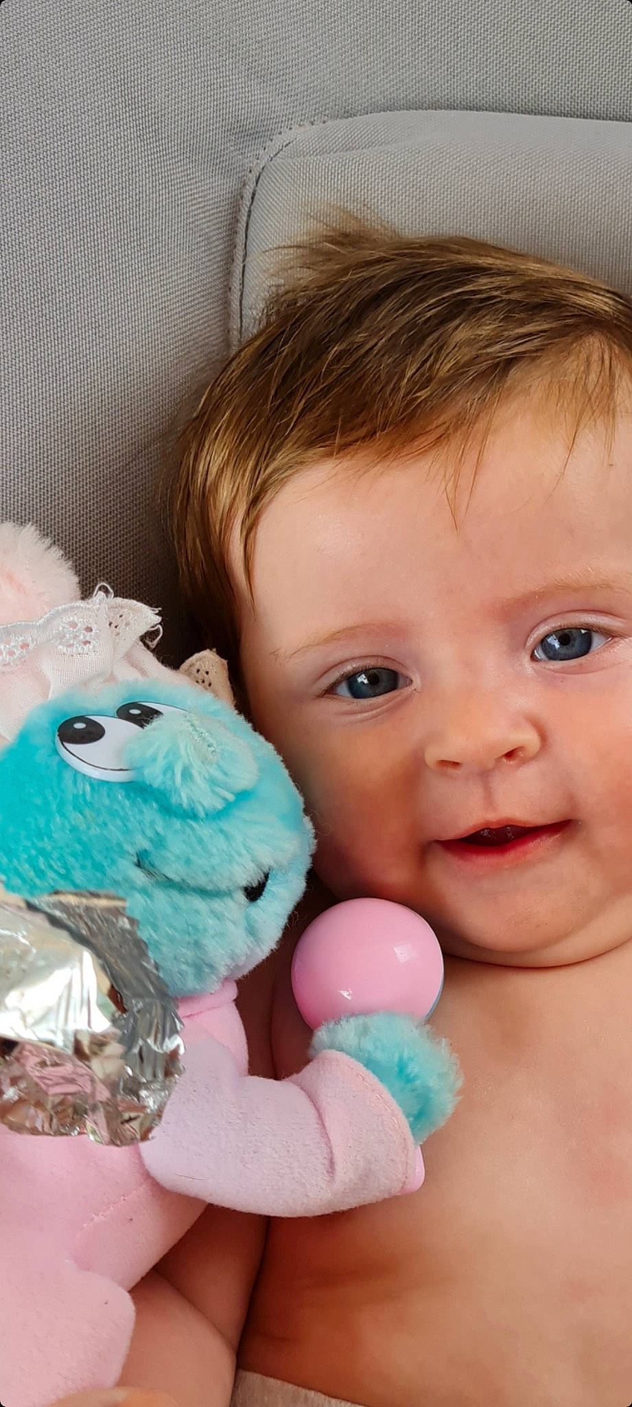 Elisa participe au concours pour gagner de l'argent avec cette photo : arm, baby_playing_with_toys, blue, cheek, ear, eye, face, facial_expression, hair, hairstyle, happy, head, human_body, lip, mouth, nose, organ, person, product, skin