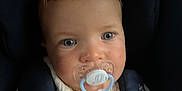 Matys participe au concours pour gagner de l'argent avec cette photo : baby, pacifier, blue_eyes, car_seat, infant, close_up, child, cute, face, young, seatbelt, comfort, soft_lighting, portrait, clothing, safety, indoors, expressionless, adorable, baby_gear