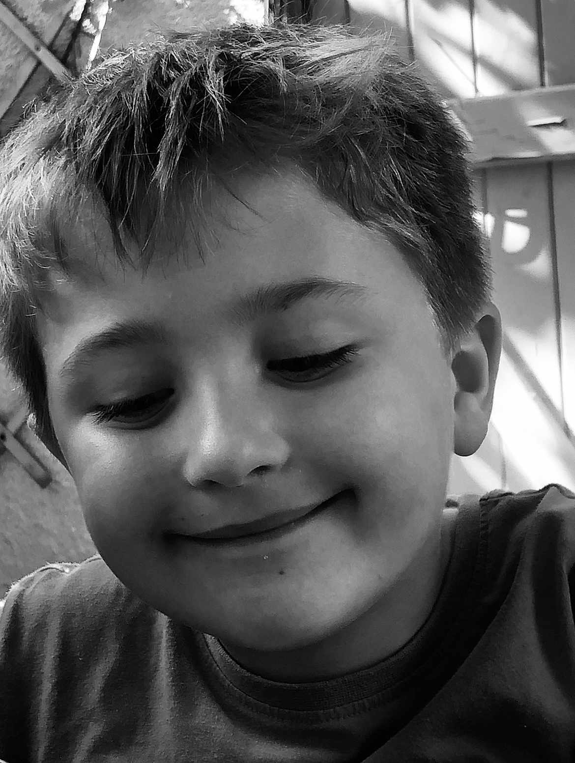 Timéo participe au concours pour gagner de l'argent avec cette photo : child, boy, smile, face, portrait, black_and_white, hair, closeup, expression, casual, young, happy, indoors, tshirt, light, shadow, texture, skin, person, head