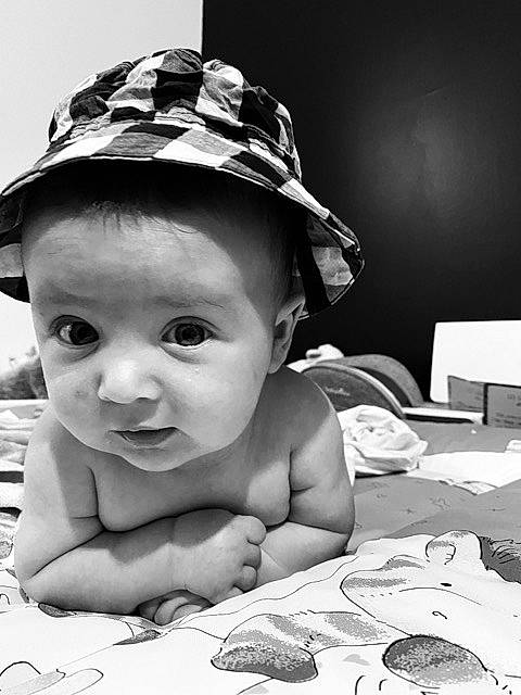 Timéo participe au concours pour gagner de l'argent avec cette photo : baby, black, black_and_white, cheek, child, eye, face, facial_expression, fun, head, headgear, human, monochrome, monochrome_photography, nose, person, photography, skin, toddler, tummy_time