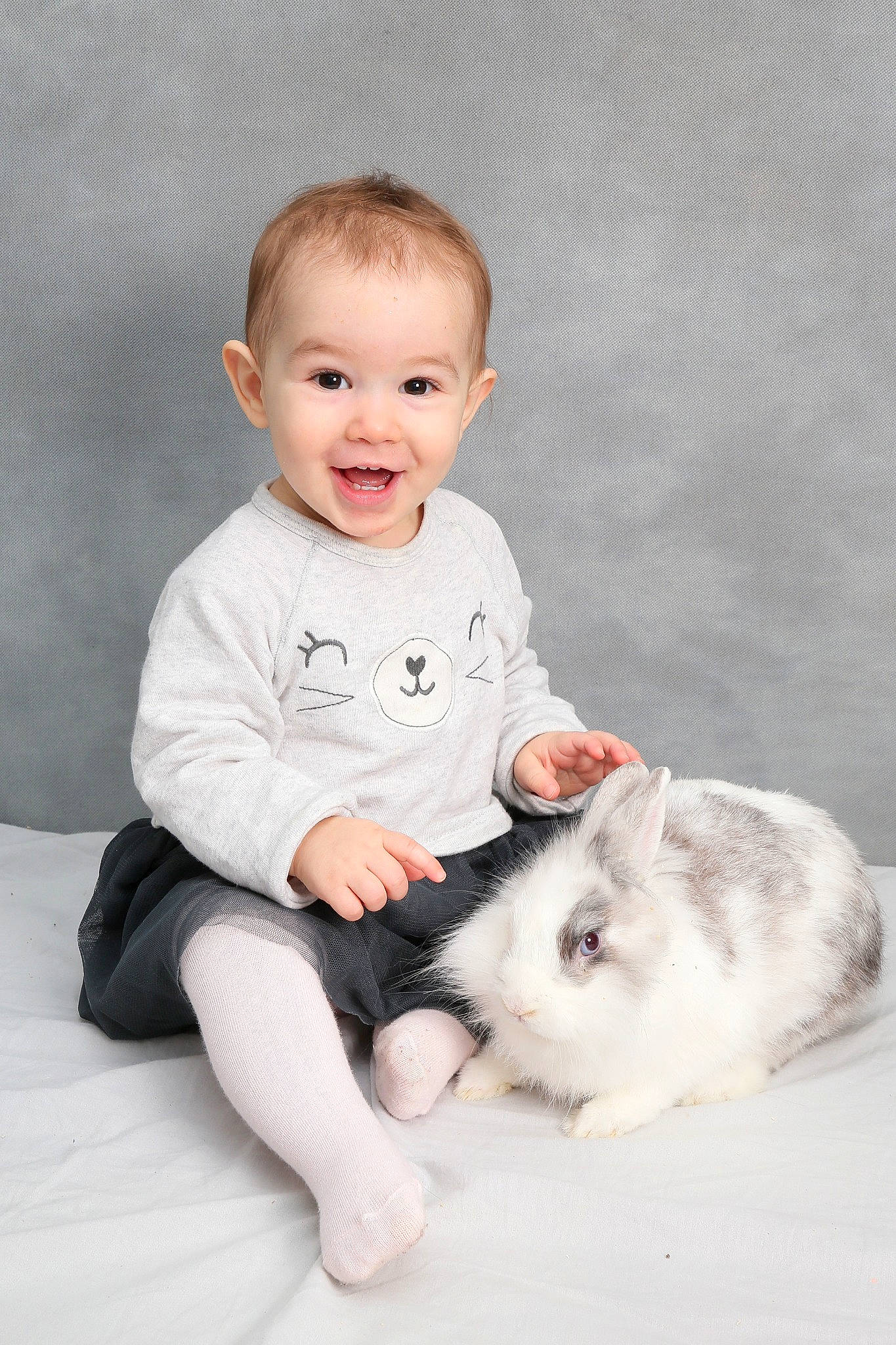 Shanna participe au concours pour gagner de l'argent avec cette photo : baby, baby_toddler_clothing, barefoot, blond, cheek, child, comfort, ear, elbow, facial_expression, finger, human, iris, mammal, organ, person, rabbit, rabbits_and_hares, sitting, skin