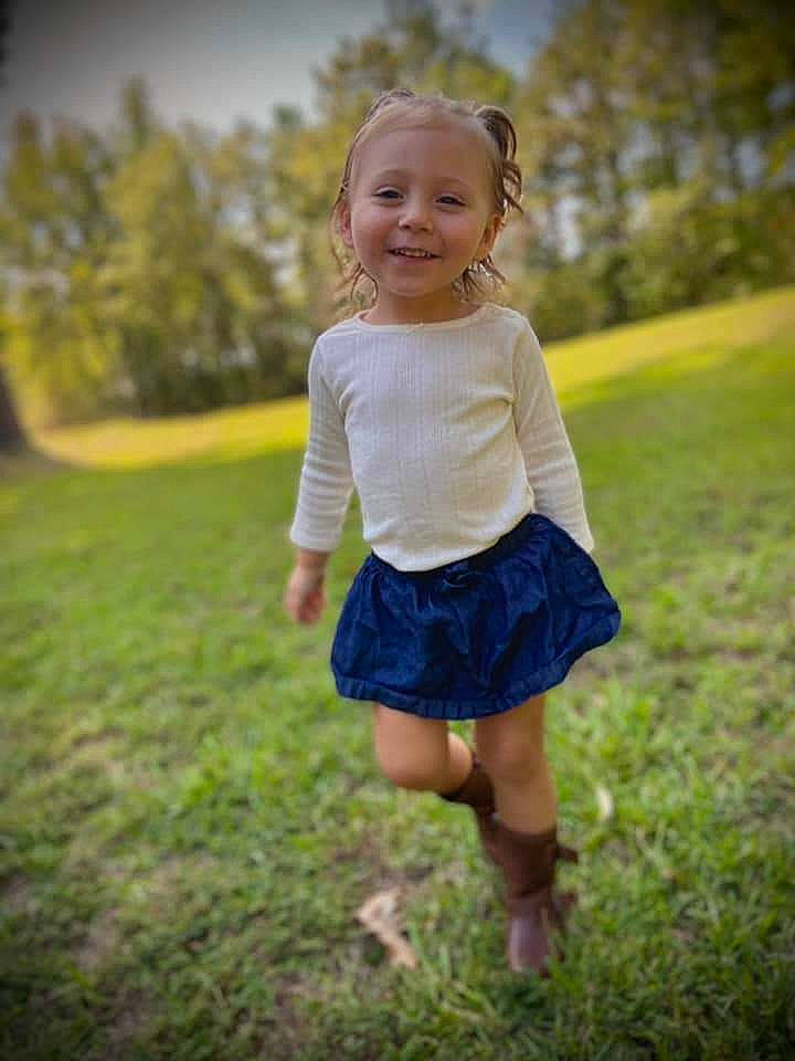 Aleigha is registered to the contest to win money with this photo: beauty, electric_blue, face, flash_photography, fun, grass, grass_family, grassland, happy, joy, leaf, leisure, meadow, people_in_nature, person, plant, smile, summer, sunlight, t_shirt