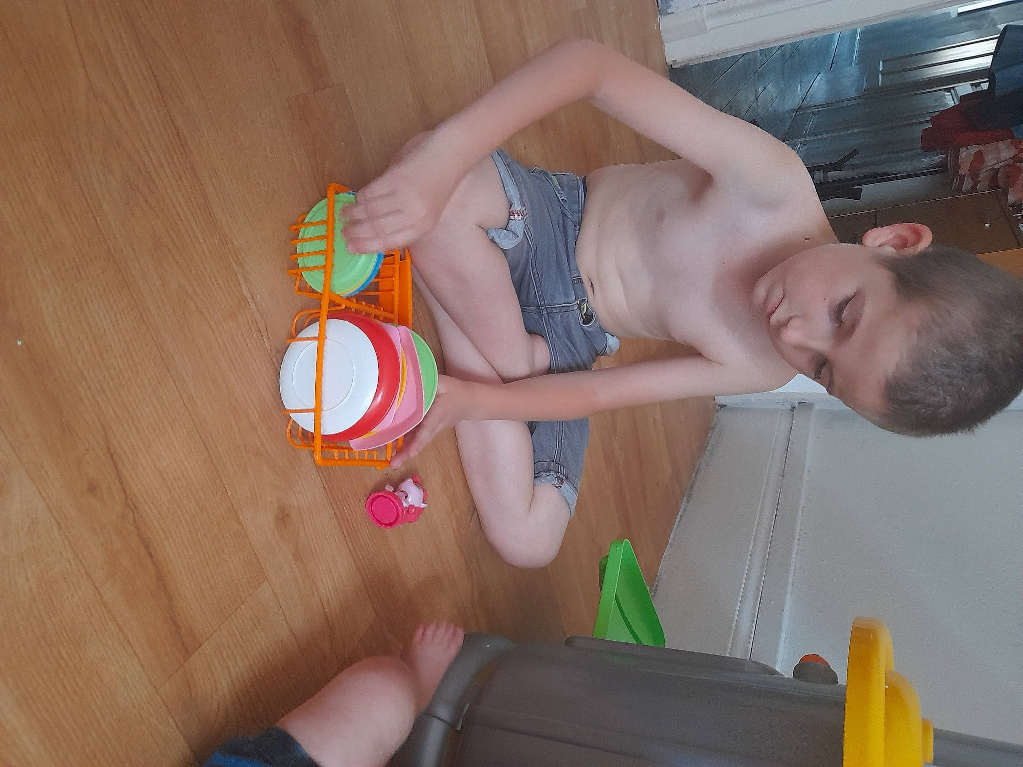 Enzo a rejoint le concours — aidez-le/la à gagner de superbes lots ! abdomen, brassiere, chest, elbow, finger, fun, human_body, human_leg, leisure, muscle, nail, person, swimming_pool, swimsuit_top, swimwear, thigh, thumb, toy, trunk, undergarment