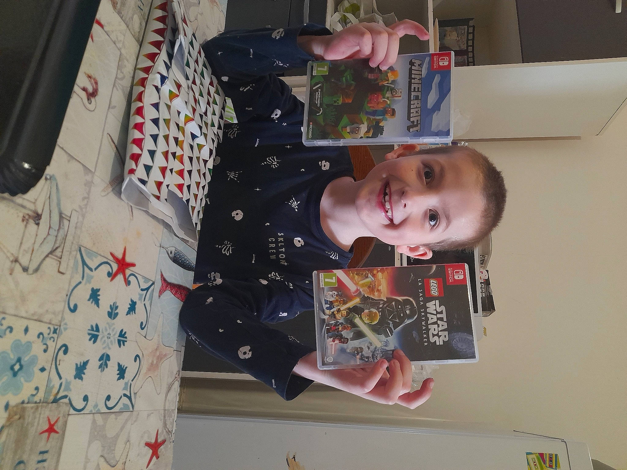 Enzo participe au concours pour gagner de l'argent avec cette photo : art, artist, child, creative_arts, joy, pattern, person, publication, room, smile, toddler, visual_arts