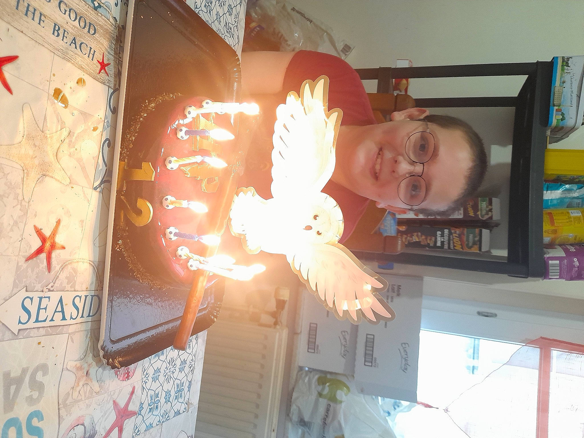 Matheo a rejoint le concours — aidez-le/la à gagner de superbes lots ! advertising, art, building, ceiling, display_device, facade, font, fun, glass, graphics, illustration, joy, light_fixture, lighting_accessory, person, room, signage, smile, space, toddler