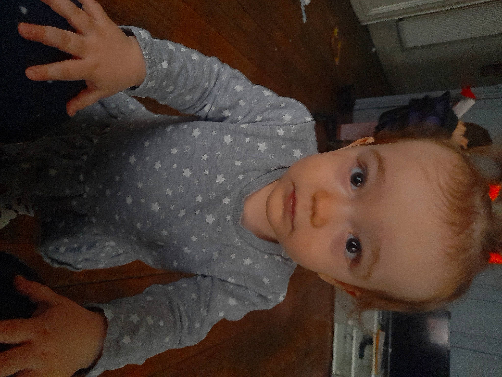 Jade participe au concours pour gagner de l'argent avec cette photo : arm, baby, baby_products, cheek, child, ear, elbow, finger, fun, gesture, hand, mouth, nose, person, room, skin, smile, thumb, toddler, wood