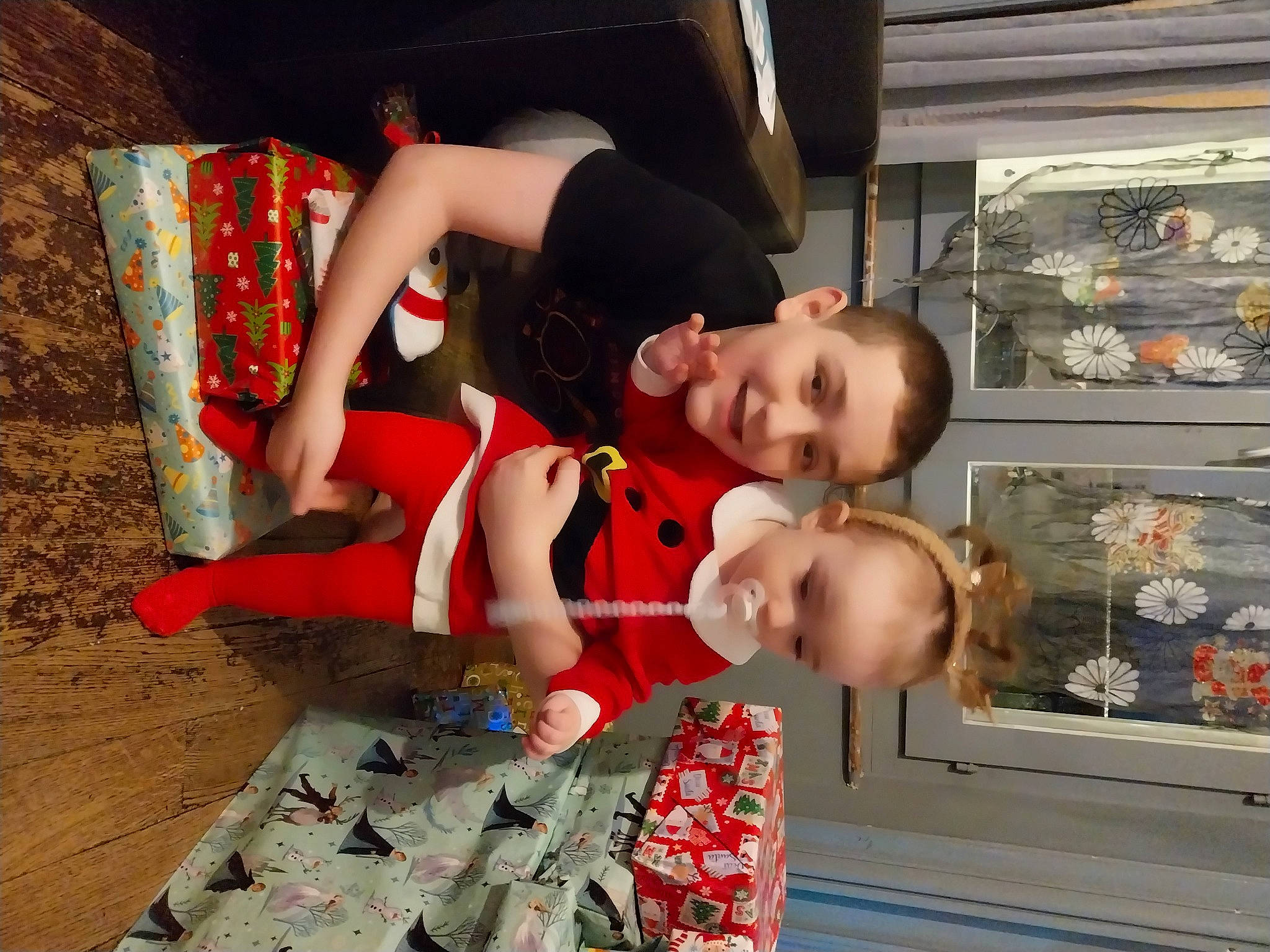 Jade a rejoint le concours — aidez-le/la à gagner de superbes lots ! baby, child, flooring, fun, happy, human_leg, joy, leisure, person, play, room, sandal, sitting, smile, thigh, toddler, vacation, visual_arts, wood