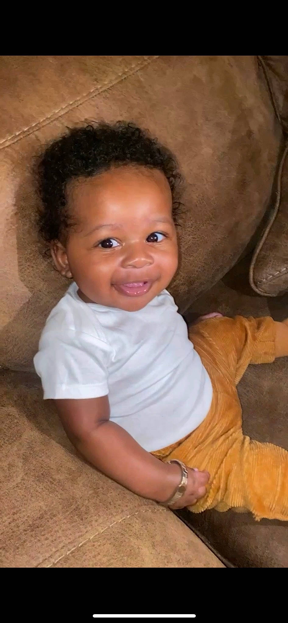 Amiri is registered to the contest to win money with this photo: baby, cheek, chin, comfort, eye, eyebrow, flash_photography, forehead, hairstyle, hand, happy, human_body, iris, joy, lip, mouth, nose, person, skin, sleeve