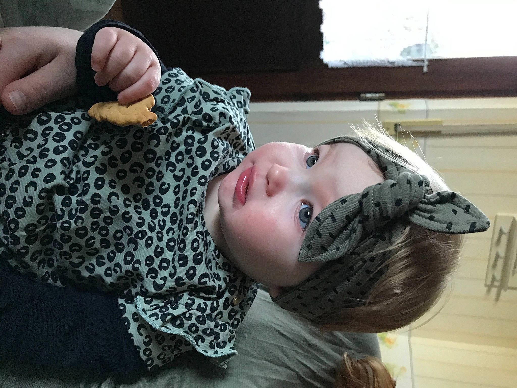 Mia a rejoint le concours — aidez-le/la à gagner de superbes lots ! audio_equipment, black_hair, brown_hair, comfort, cool, eye, eyelash, eyewear, fashion_design, gesture, hand, headwear, lip, long_hair, mouth, neck, pattern, person, skin, street_fashion