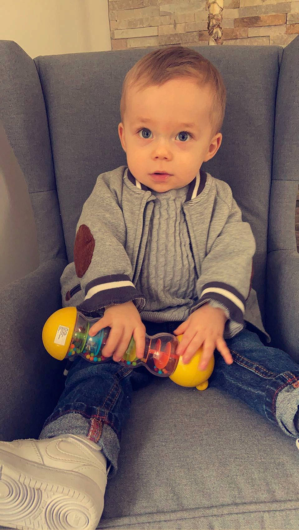 Ezio participe au concours pour gagner de l'argent avec cette photo : baby, baby_toddler_clothing, cheek, clothing, comfort, couch, eye, finger, happy, iris, jeans, knee, leg, mouth, nail, nose, organ, person, skin, thigh