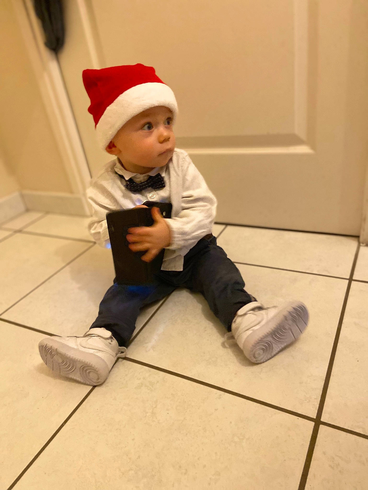 Ezio participe au concours pour gagner de l'argent avec cette photo : baby, baby_toddler_clothing, cap, carmine, comfort, face, floor, flooring, fun, hardwood, headgear, headwear, knee, leg, person, room, shoe, sitting, sleeve, sneakers