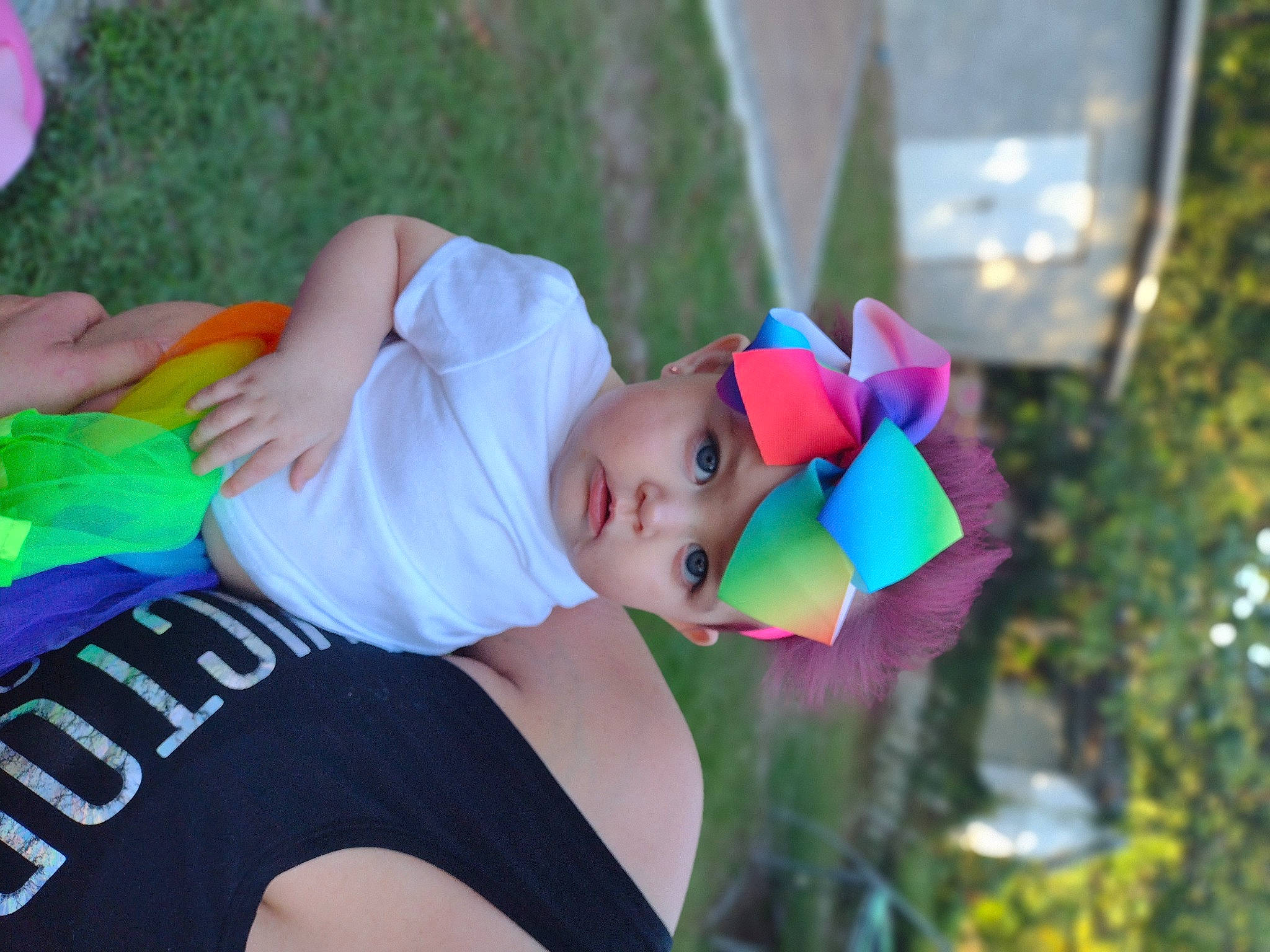 Salice is registered to the contest to win money with this photo: child, event, eyewear, fun, grass, happy, headwear, leisure, magenta, person, personal_protective_equipment, pink, plant, public_event, recreation, shorts, spring, t_shirt, thigh, toddler