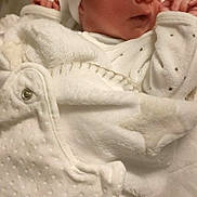 Matheo participe au concours pour gagner de l'argent avec cette photo : newborn, baby, sleeping, white_clothing, hat, blanket, infant, cute, soft, cozy, hospital, bassinet, peaceful, small_hands, face, portrait, indoors, child, warm, resting