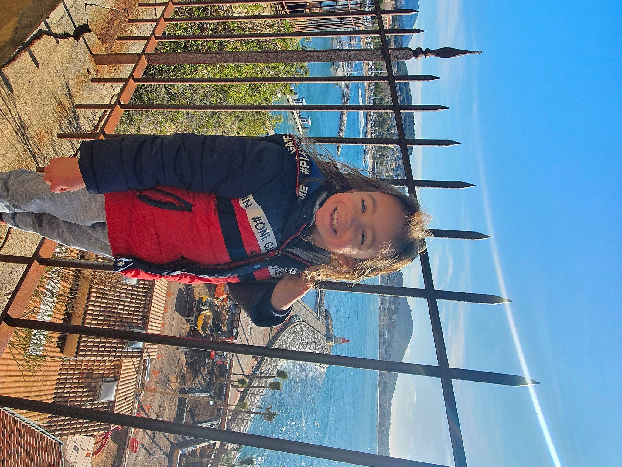 Mae participe au concours pour gagner de l'argent avec cette photo : boat, electric_blue, facade, fun, joy, leisure, mast, person, sky, smile, travel, water, window, world