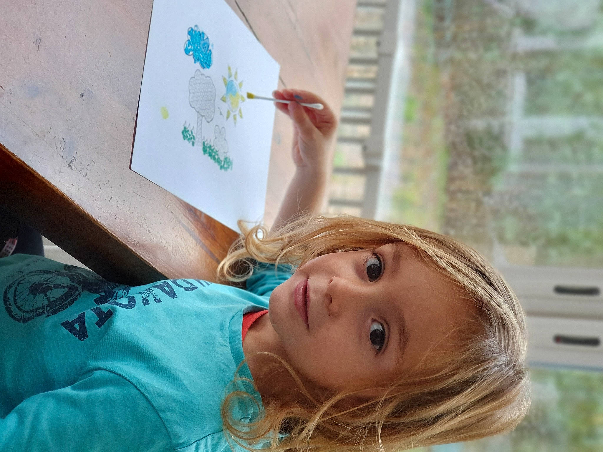 Mae participe au concours pour gagner de l'argent avec cette photo : blond, child, fun, grass, hair_coloring, happy, leisure, mammal, person, portrait_photography, room, sitting, skin, toddler, tree, vacation, window, wood