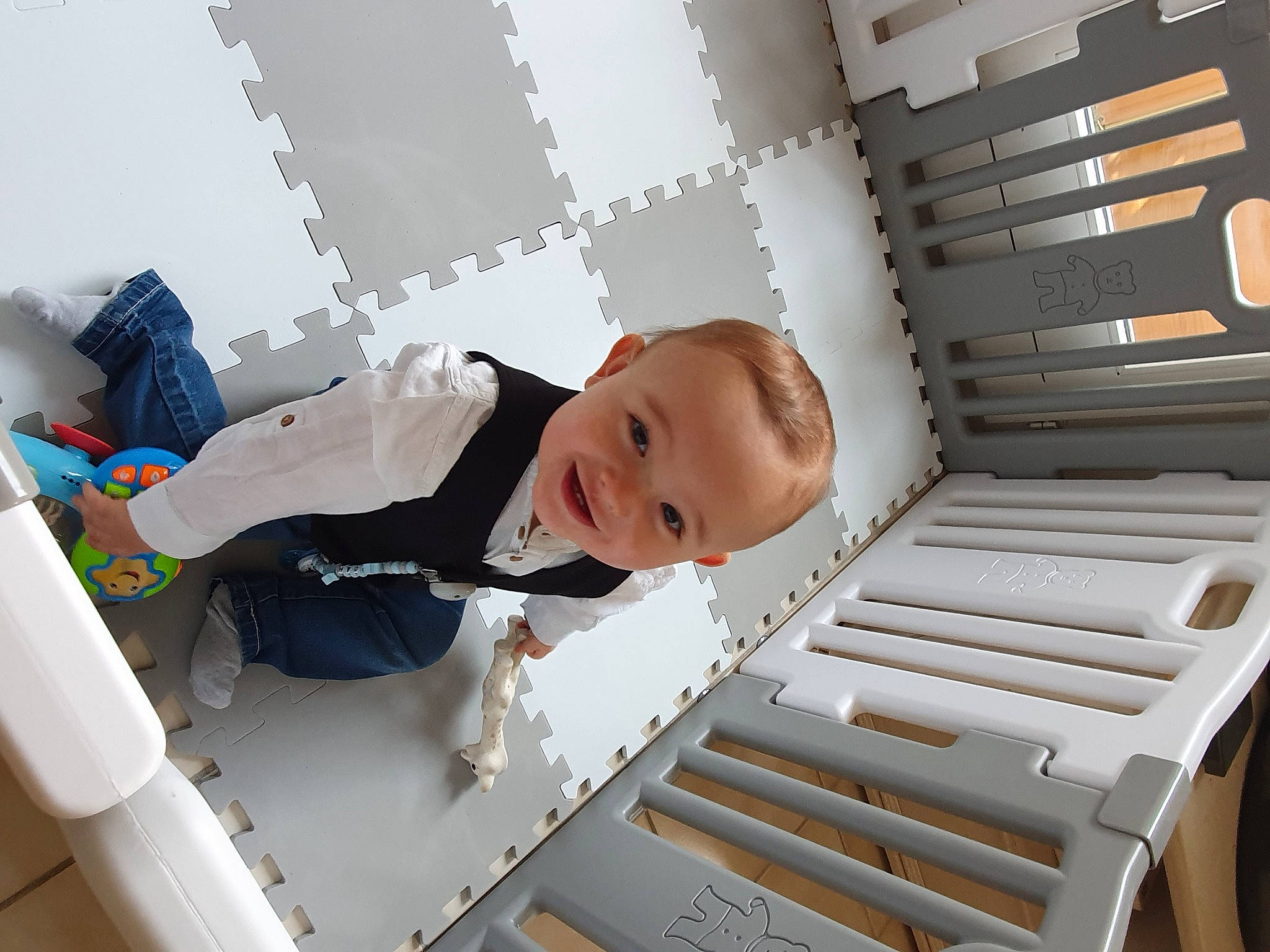 Noah a rejoint le concours — aidez-le/la à gagner de superbes lots ! baby, baby_products, baby_safety, baby_toddler_clothing, baby_toys, bed, ceiling, child, comfort, cradle, flooring, hardwood, infant_bed, nursery, person, room, sleeve, t_shirt, toddler, wood