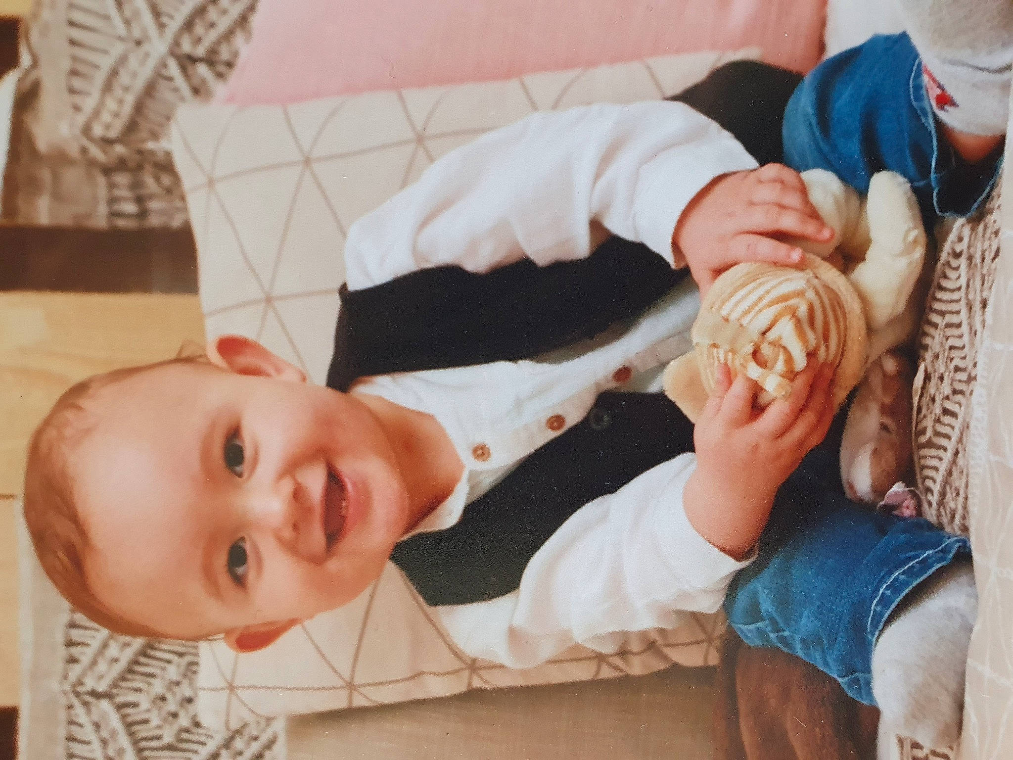 Noah participe au concours pour gagner de l'argent avec cette photo : baby, baby_toddler_clothing, clothing, comfort, dress, facial_expression, finger, fun, gesture, hairstyle, hand, happy, head, human_body, joy, mouth, orange, person, skin, smile