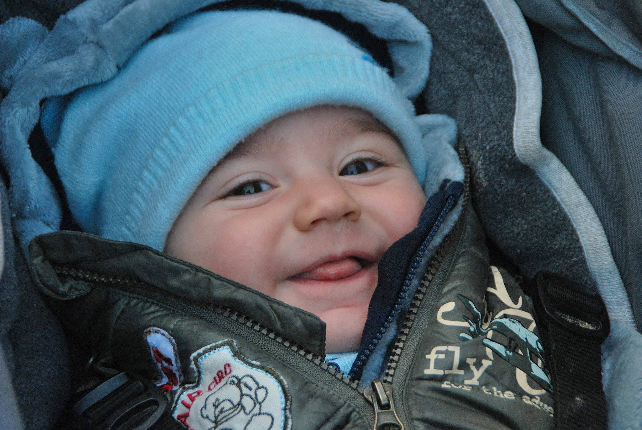 Clément participe au concours pour gagner de l'argent avec cette photo : baby, baby_carriage, baby_products, cheek, child, headwear, person, product, skin, smile, toddler, winter