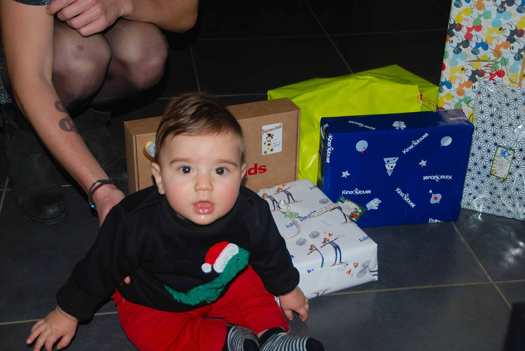 Clément participe au concours pour gagner de l'argent avec cette photo : arm, baby, child, fun, party, person, play, toddler