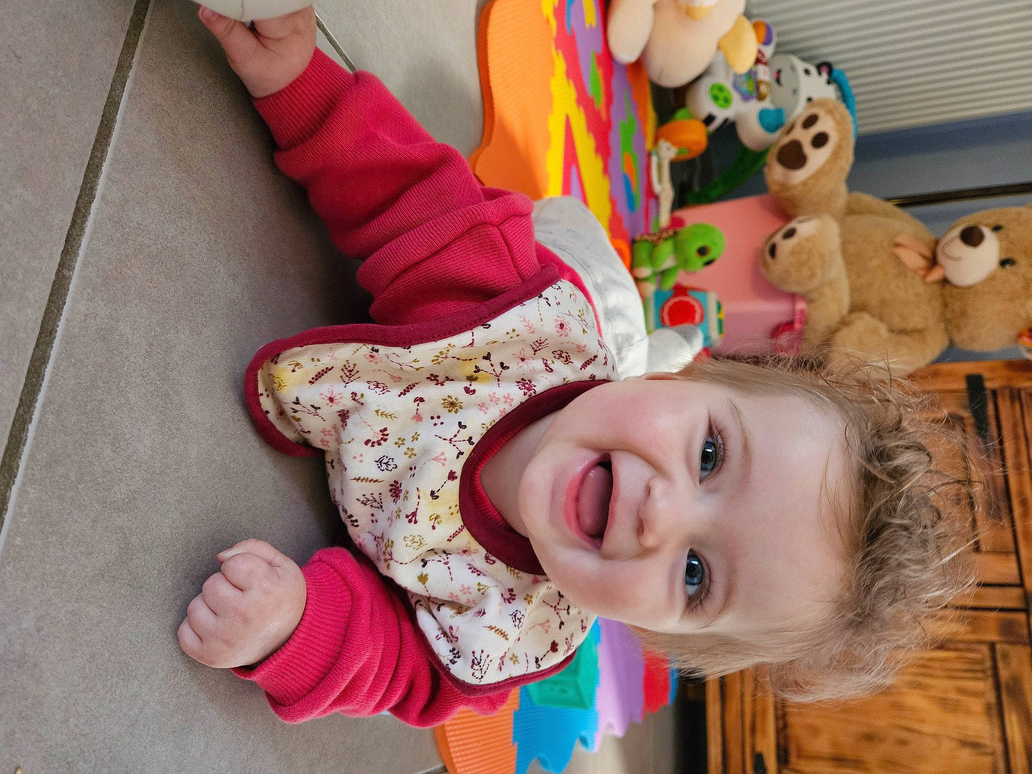 Zoé participe au concours pour gagner de l'argent avec cette photo : arm, baby, baby_toddler_clothing, cheek, child, fun, fur, happy, joy, laugh, leisure, pattern, person, play, plush, room, smile, stuffed_toy, textile, toddler