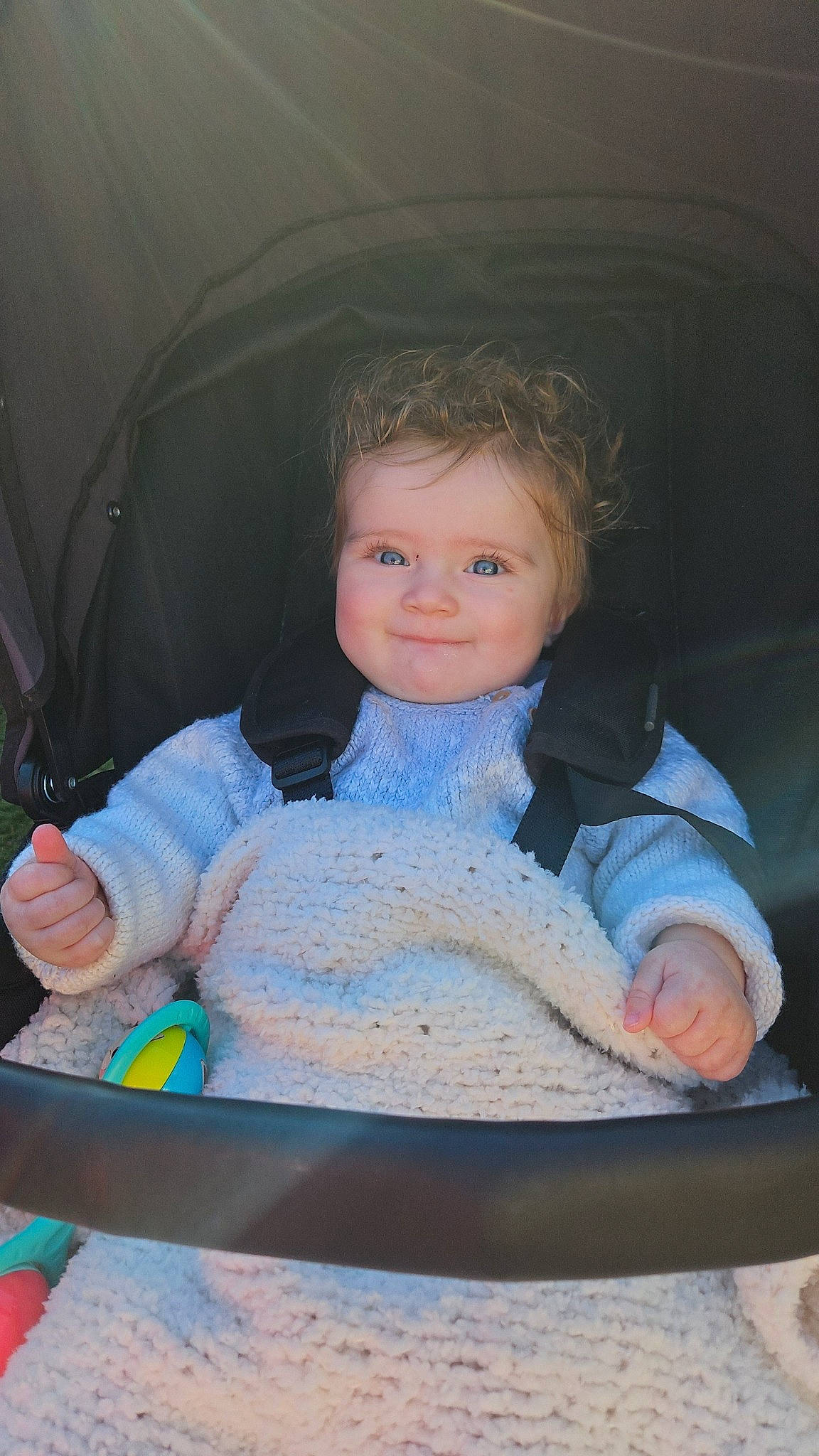 Zoé a rejoint le concours — aidez-le/la à gagner de superbes lots ! arm, baby_carriage, chair, cheek, comfort, electric_blue, eye, face, flash_photography, fun, happy, head, human_body, iris, joy, leisure, nose, person, skin, smile