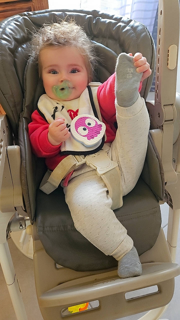 Zoé a rejoint le concours — aidez-le/la à gagner de superbes lots ! baby, baby_carriage, baby_products, baby_safety, baby_toddler_clothing, bag, car_seat, cheek, comfort, happy, head, human_leg, joy, person, sitting, skin, smile, steering_wheel, stuffed_toy, thigh