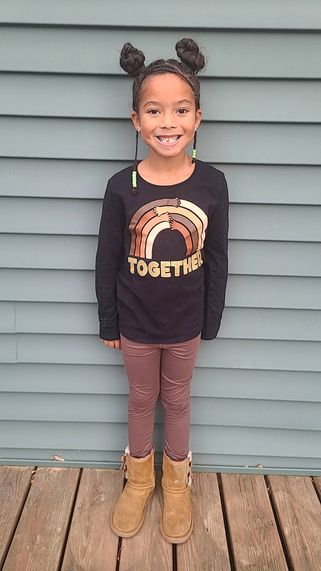 Malia is registered to the contest to win money with this photo: clothing, cool, face, flash_photography, footwear, hair, happy, head, headgear, jersey, joy, leg, neck, person, sleeve, smile, sportswear, standing, t_shirt, thigh