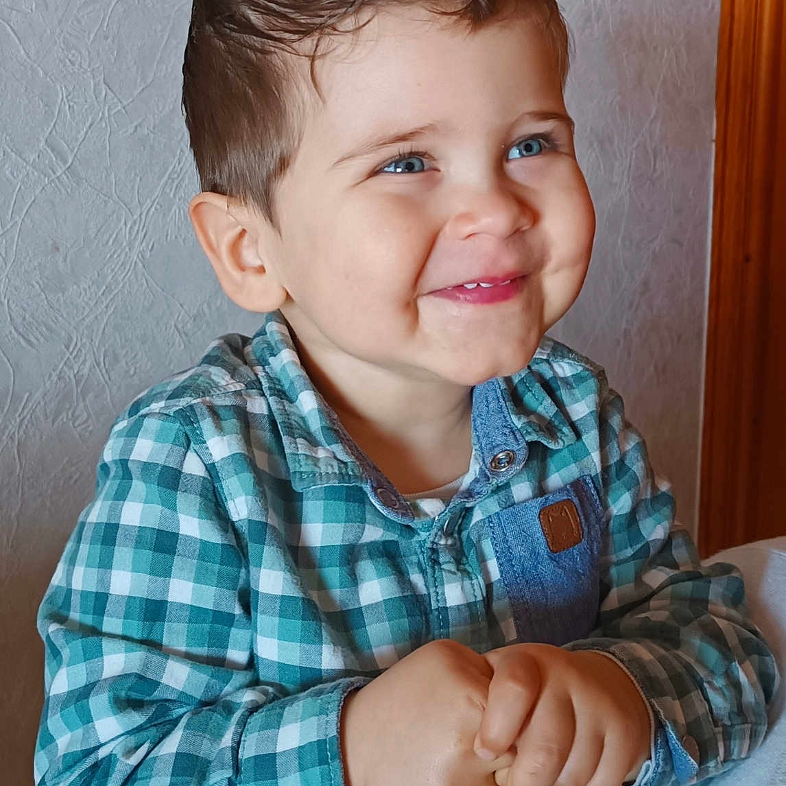 Gabriel a rejoint le concours — aidez-le/la à gagner de superbes lots ! bodypart, boy, child, clothing, face, finger, hand, happy, head, jeans, male, mouth, pants, person, photography, portrait, shirt, sitting, smile, teeth