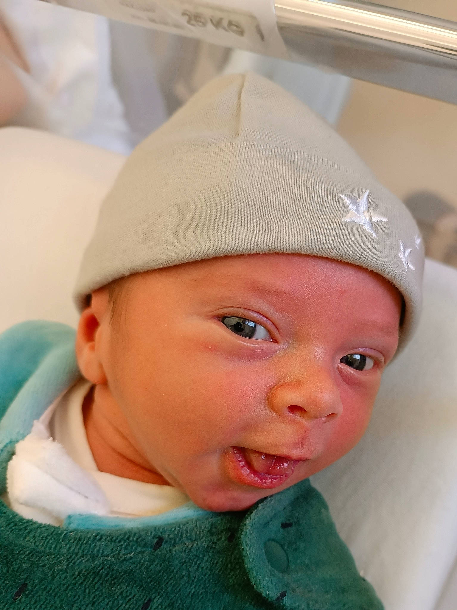 Gabriel participe au concours pour gagner de l'argent avec cette photo : baby, baby_toddler_clothing, beanie, cap, cheek, child, eye, eyebrow, face, fashion_accessory, fun, happy, headgear, headwear, helmet, lip, nose, person, personal_protective_equipment, skin