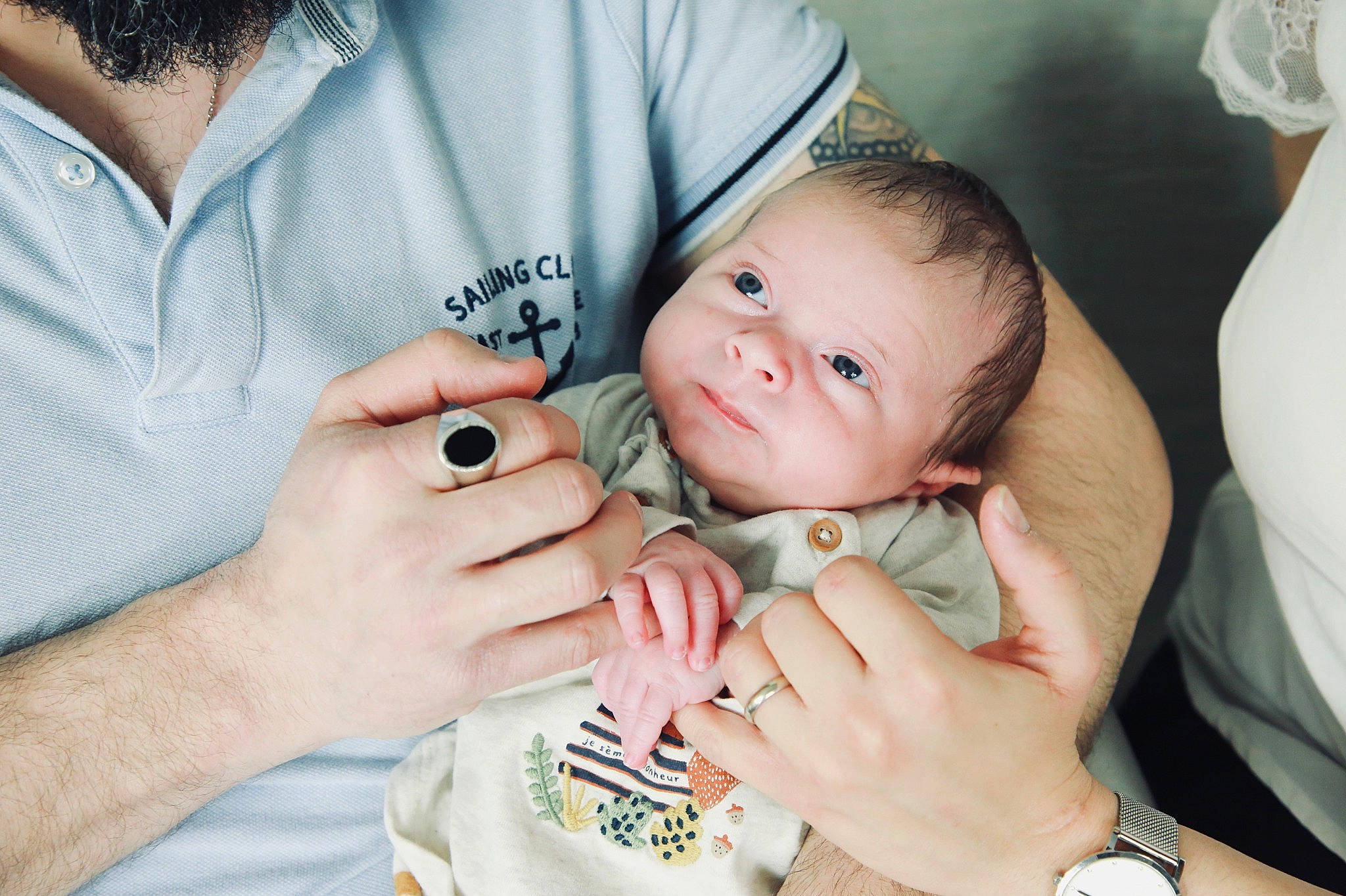 Gabriel participe au concours pour gagner de l'argent avec cette photo : arm, baby, baby_toddler_clothing, cheek, clock, eye, finger, gesture, hairstyle, hand, happy, head, iris, nail, person, skin, sleeve, thumb, toddler, watch
