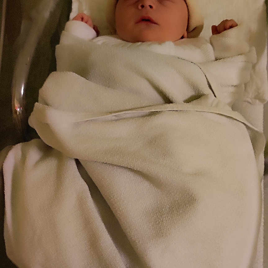 Timaël a rejoint le concours — aidez-le/la à gagner de superbes lots ! baby, bassinet, bed, blanket, child, cozy, cute, hat, hospital, human, infant, newborn, peaceful, portrait, resting, sleeping, small, soft, white, wrapped