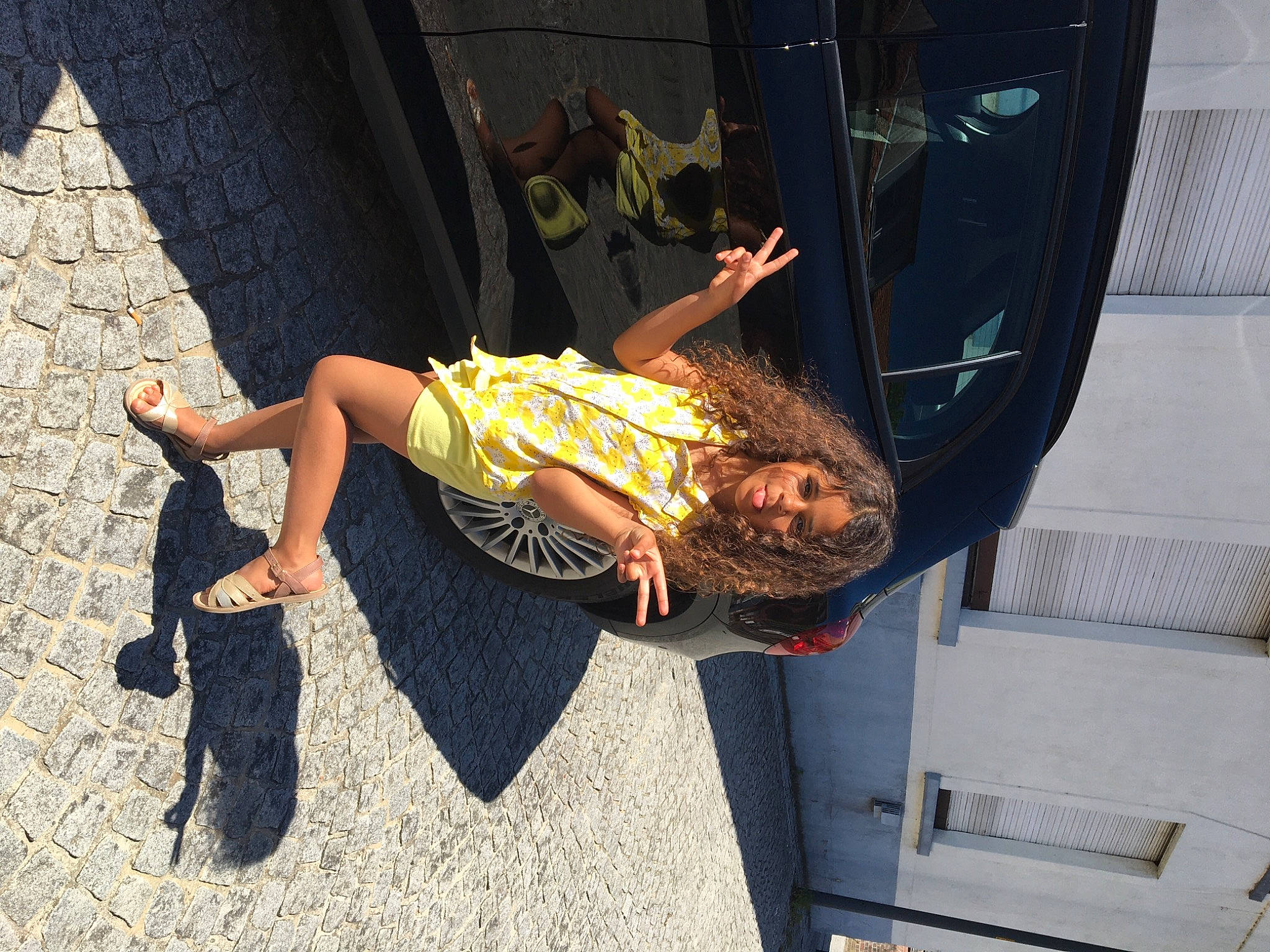 Ezaella a rejoint le concours — aidez-le/la à gagner de superbes lots ! auto_part, automotive_design, automotive_exterior, automotive_lighting, bumper, family_car, foot, fun, human_leg, leisure, luxury_vehicle, motor_vehicle, person, road, sandal, sidewalk, sitting, street_fashion, thigh, tree