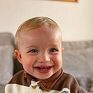Milan participe au concours pour gagner de l'argent avec cette photo : toddler, child, smile, happy, face, indoors, blond_hair, blue_eyes, sweater, portrait, cute, young_child, cozy, casual_clothing, baby, person, close_up, cheerful, sitting, background_blur