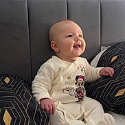 Noéa participe au concours pour gagner de l'argent avec cette photo : baby, infant, child, pajamas, minnie_mouse, smile, sitting, pillow, bed, headboard, blanket, bedroom, cozy, hands, feet, cheeks, eyes, portrait, indoor, happy