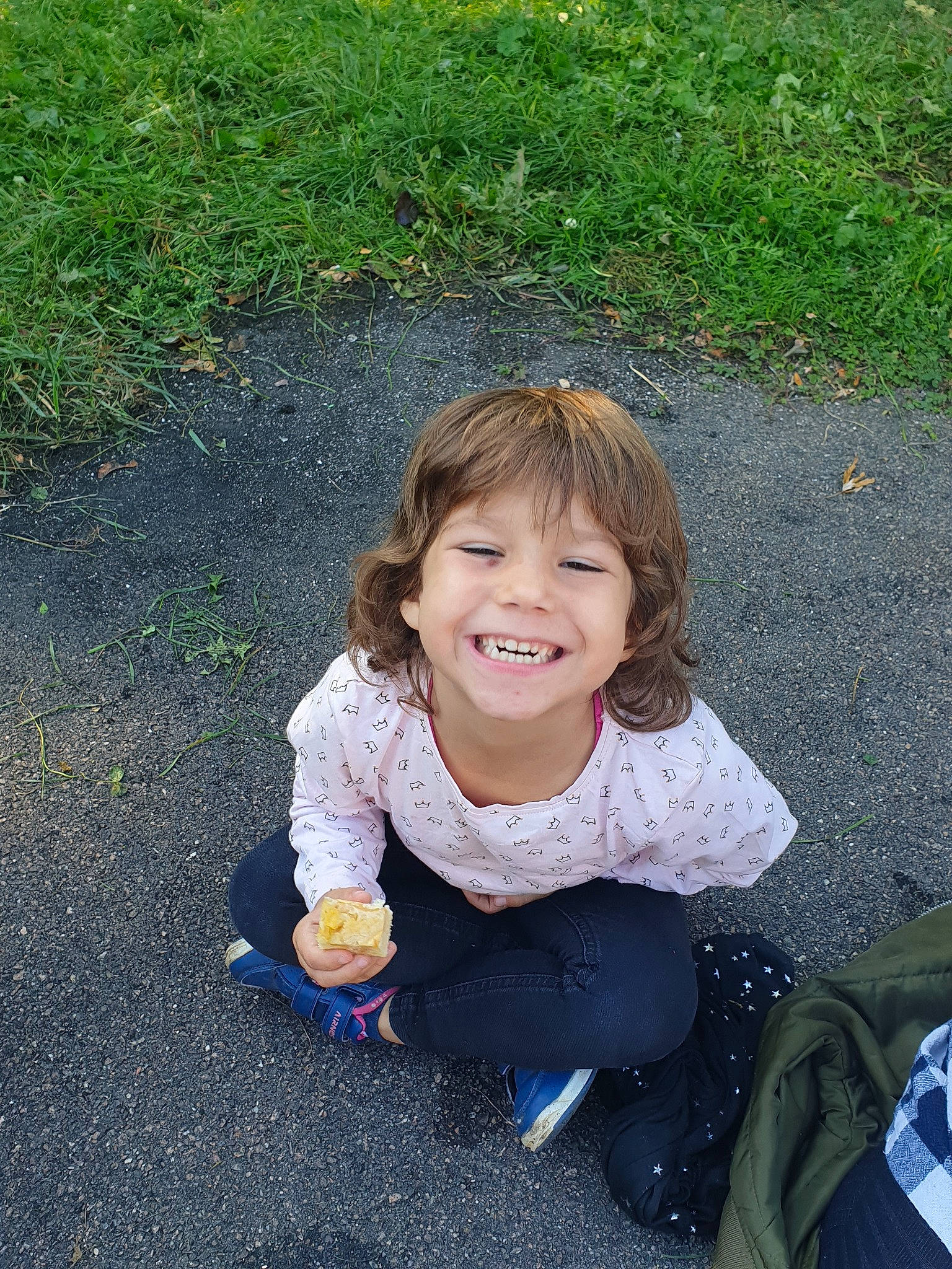 Lynaelle a rejoint le concours — aidez-le/la à gagner de superbes lots ! child, day, emotion, facial_expression, fun, girl, grass, happiness, joy, person, plant, play, recreation, sitting, smile, toddler, tree, vacation