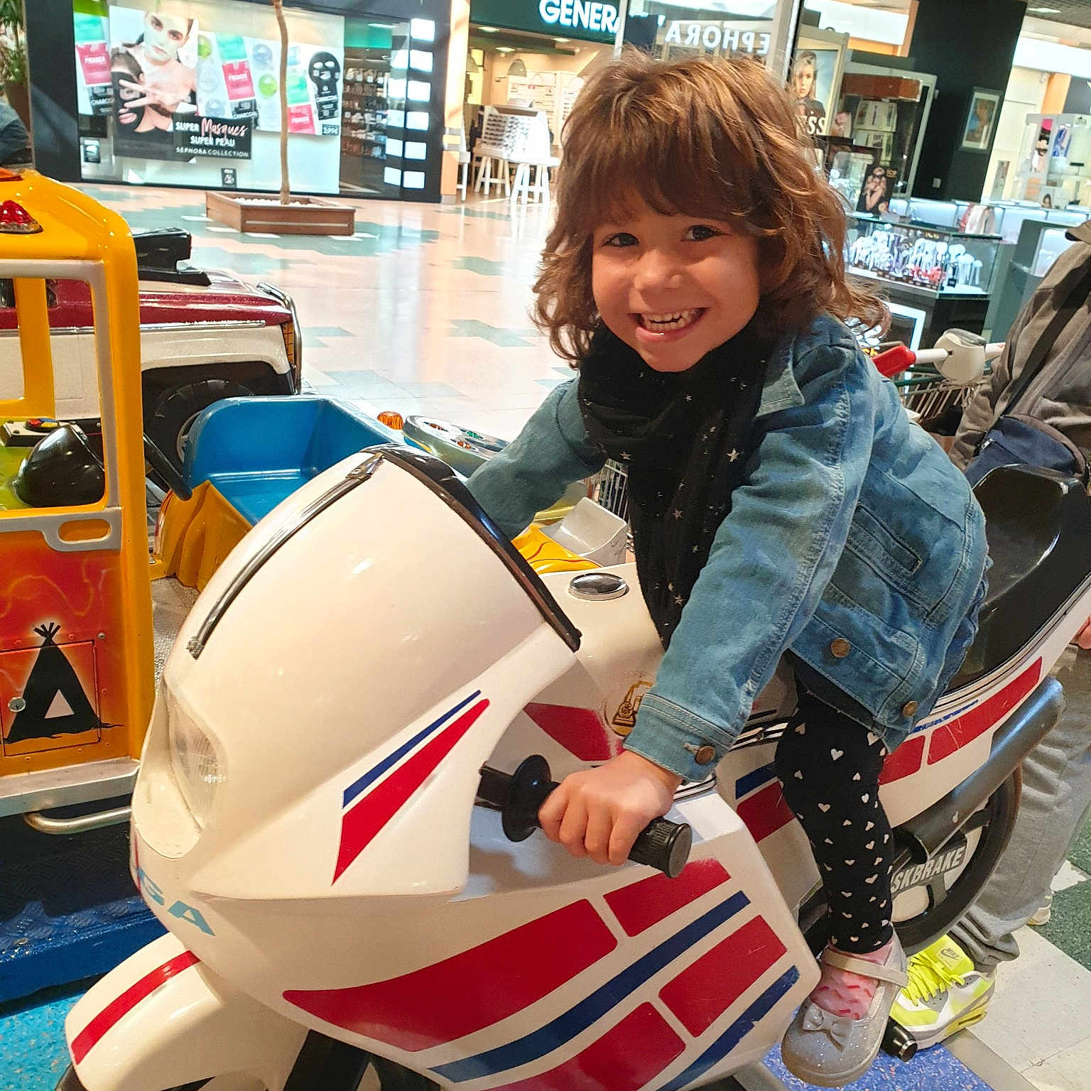Lynaelle participe au concours pour gagner de l'argent avec cette photo : car, child, fun, joy, person, product, recreation, vacation, vehicle