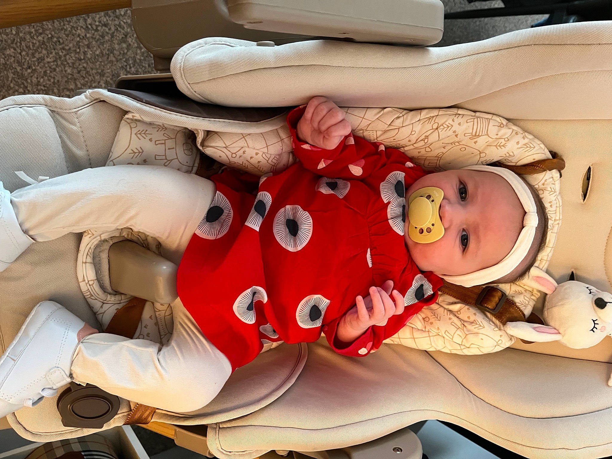 Eva participe au concours pour gagner de l'argent avec cette photo : baby, bedding, carmine, child, comfort, doll, fictional_character, headgear, headwear, human_leg, linens, pattern, person, room, stuffed_toy, textile, thigh, toy, white, wood