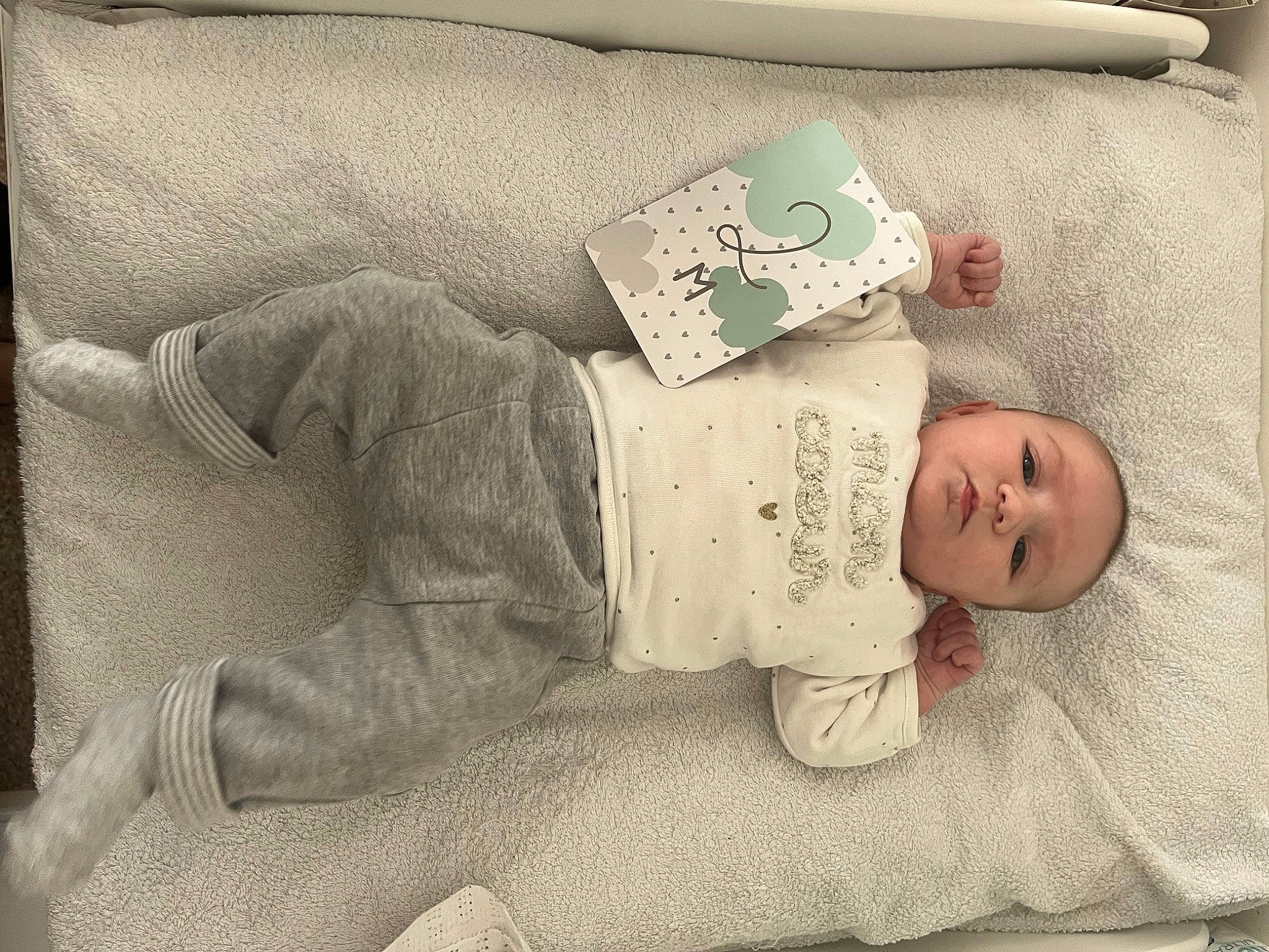 Eva participe au concours pour gagner de l'argent avec cette photo : baby, baby_products, baby_safety, baby_sleeping, baby_toddler_clothing, bedding, bedtime, child, comfort, hand, hat, linens, nap, pattern, person, room, skin, sleep, sleeve, textile