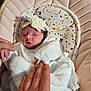 Ambre a rejoint le concours — aidez-le/la à gagner de superbes lots ! baby, baby_seat, blanket, closeup, comfort, cushion, flower, hand, headband, indoor, infant, newborn, peaceful, person, resting, sleep, sleeping, soft_texture, tender, white_clothing