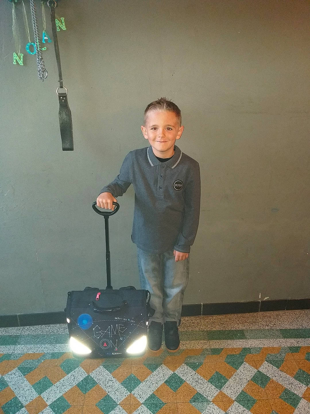 Nolan participe au concours pour gagner de l'argent avec cette photo : child, floor, flooring, joy, person