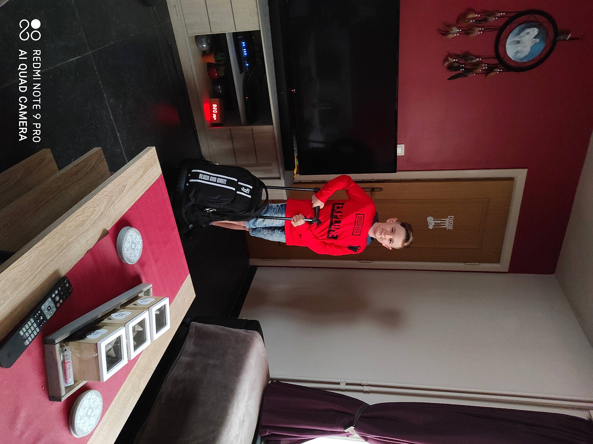 Nolan participe au concours pour gagner de l'argent avec cette photo : car, furniture, games, house, interior_design, joy, person, red, room, vehicle